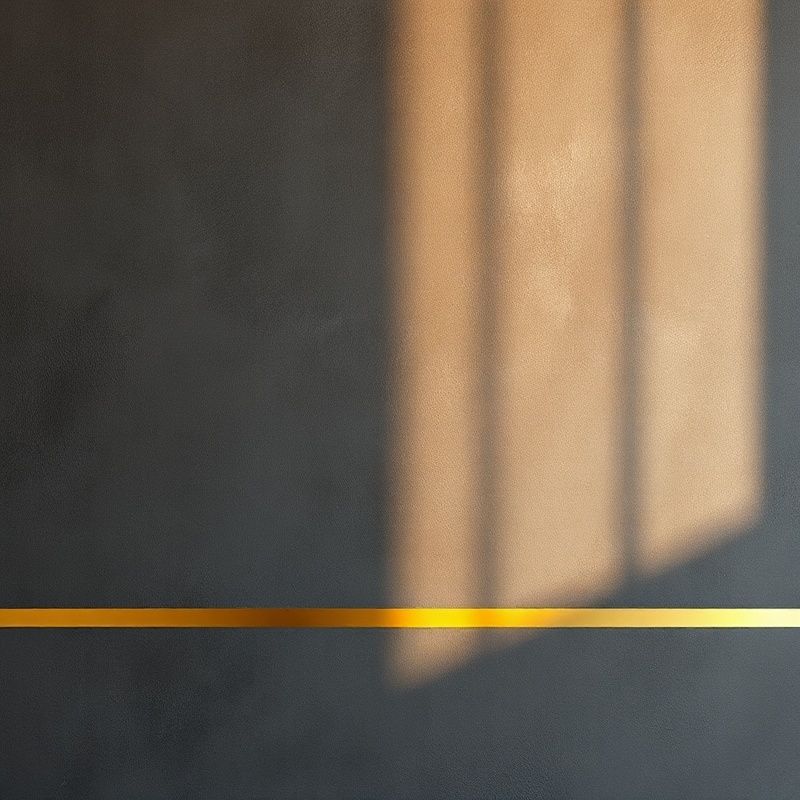 Detaliu abstract al unui perete texturat cu o linie discretă de aur